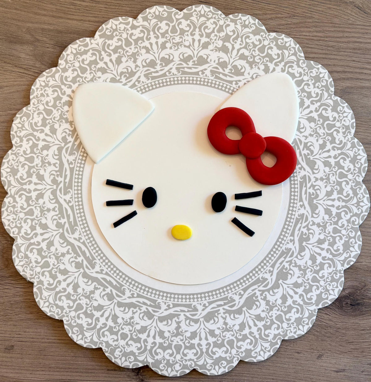 Hello Kitty Red Bow fondant cake topper