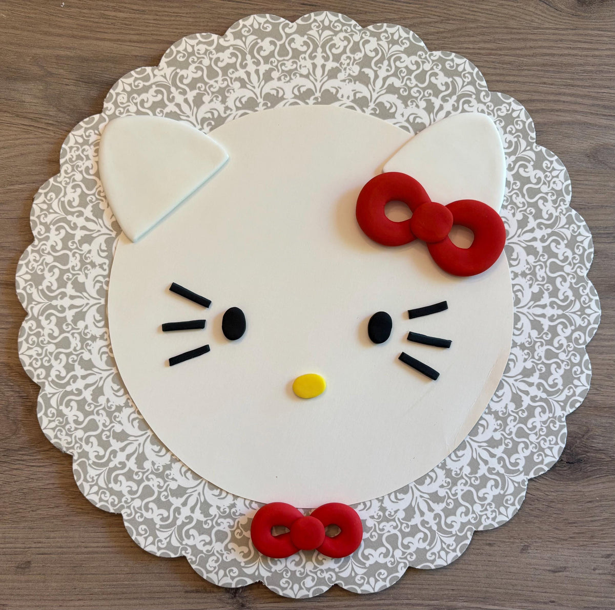 Hello Kitty Red Bow fondant cake topper