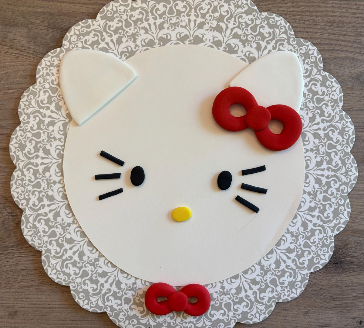 Hello Kitty Red Bow fondant cake topper