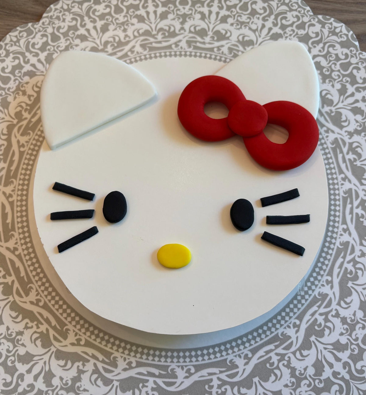 Hello Kitty Red Bow fondant cake topper