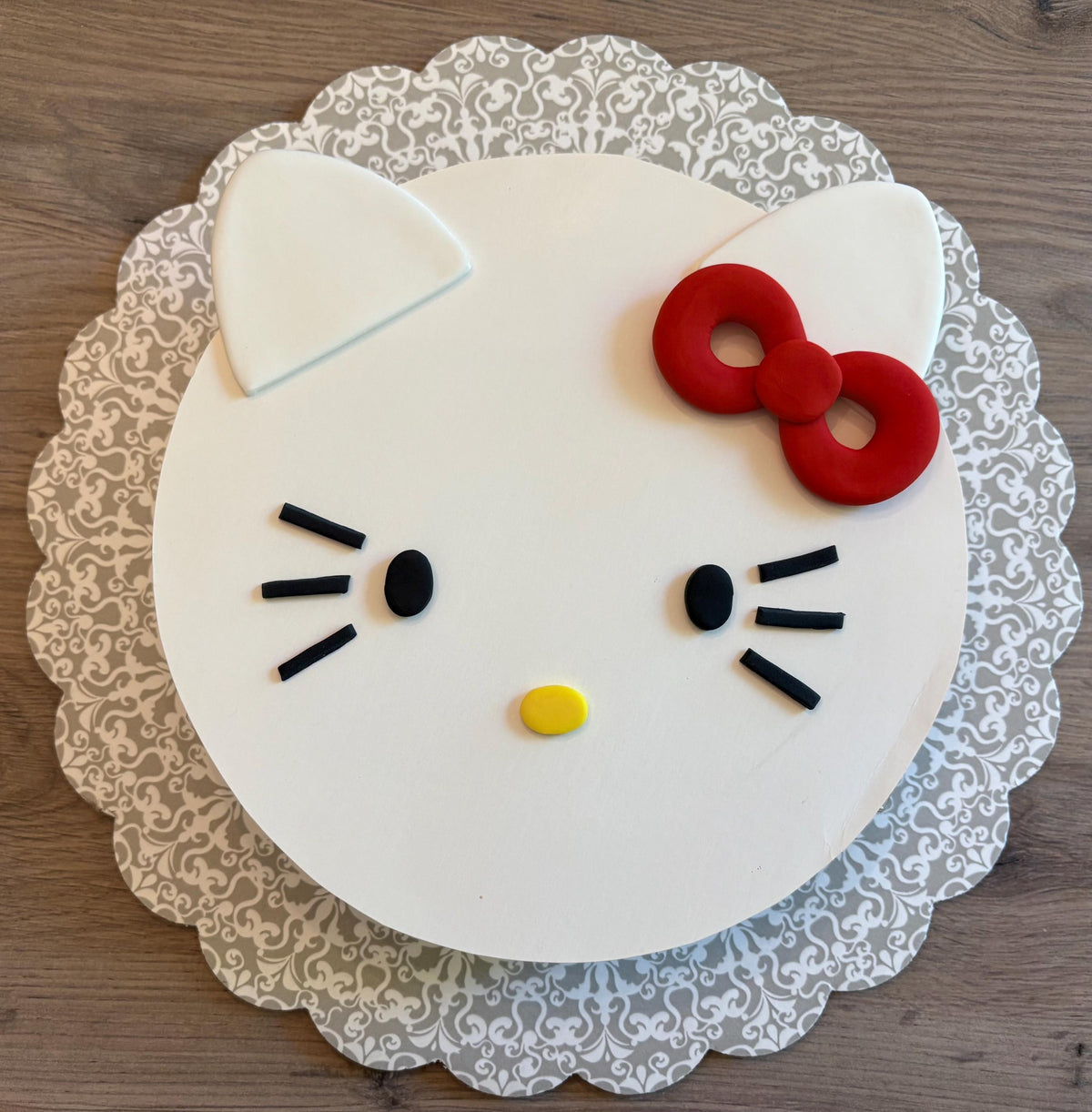 Hello Kitty Red Bow fondant cake topper